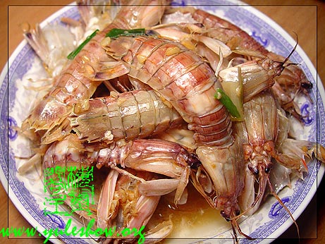 鹽水皮皮蝦 鹽水草蝦 烤肋排 糖醋豇豆 天葵炒肉片 三文魚做的小魚 三文魚炒飯 雞鴨血湯